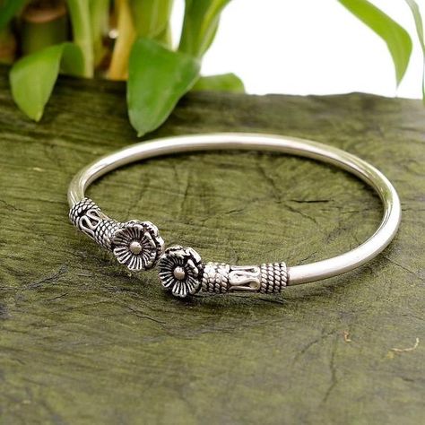 925 Sterling Silver - Oxidize Handcrafted Flower Design Bangle - Size-2.2 Inches Adjustable - Bohemi Silver Kangan, Trendy Silver Jewelry, Silver Anklets Designs, Silver Bracelet Designs, Silver Jewelry Accessories, Antique Silver Jewelry, Wrist Bracelet, Silver Jewellery Indian, Silver Bracelets For Women