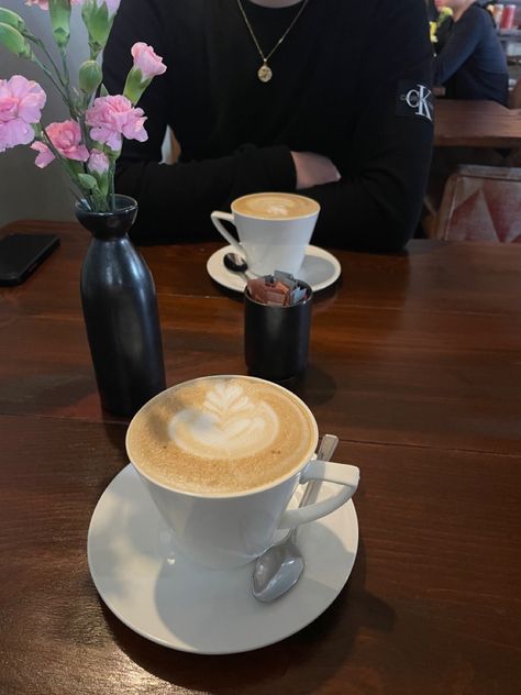 Fake Coffee Date Story, Couple Cafe Date, Coffee Date Couple, Coffee With Boyfriend, Coffee Date Pics, Coffee Date Pictures, Breakfast Date Aesthetic, Cafe Date Aesthetic, Campus Drivers