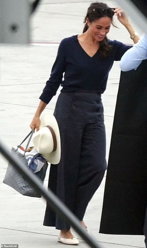 Meghan Markle Travel, Estilo Meghan Markle, Meghan Markle Outfits, Casual Couture, Meghan Markle Style, Invictus Games, Navy Outfit, Sailor Fashion, Travel Outfits