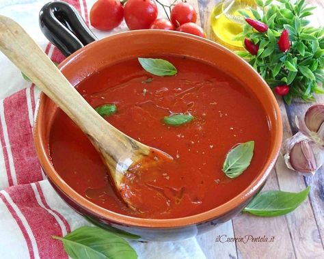 Sugo di pomodoro: ricetta sugo con passata di pomodoro Pasta Al Pesto, Pasta Alla Norma, Pasta E Fagioli, Pasta Fresca, Chinese Soup Spoon, Caesar Salad, Mug Cake, Tomato Salsa, Gnocchi