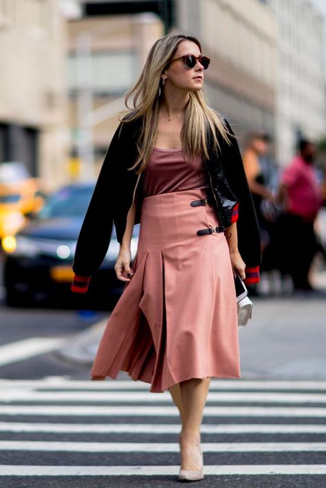 NYFW Varsity Jacket Outfit Women, Salmon Skirt, Moda Over 50, Moda Over 40, Boring Work, Varsity Jacket Outfit, Street Style New York, Jacket Outfit Women, New York Fashion Week Street Style