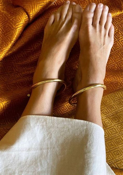 Jawa Classic, Anklets Indian, Sitting Pose, Expensive Jewelry Luxury, Antique Jewelry Indian, Gold Anklet, Expensive Jewelry, Silver Jewelry Fashion, Foot Jewelry