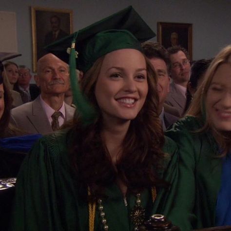 Gossip Girl Aesthetic Blair Waldorf, Estilo Blair Waldorf, Blair Waldorf Aesthetic, Blair Waldorf Outfits, Blair And Serena, Gossip Girl Aesthetic, Graduation Picture Poses, Leighton Meester, Blair Waldorf