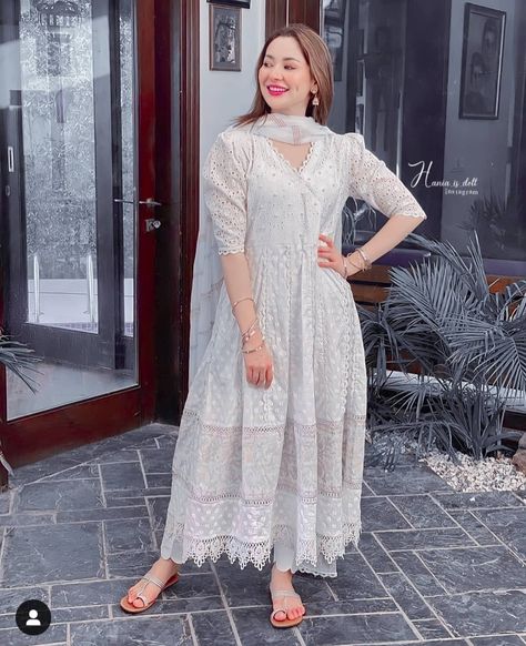 Chicken Long Frock Design, Chicken Frocks For Women, Chicken Frocks, Fork Suit Design, Chicken Frock Designs, Frock Suit Ideas, Cotton Frocks For Women, Pakistani Hair, White Sarees