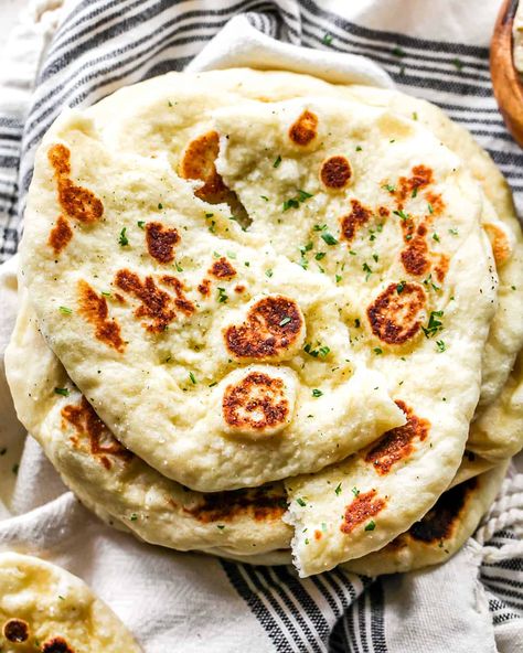 This Homemade Naan is truly the best. It’s soft, buttery and easy to make in a skillet with a handful of simple ingredients. This naan bread recipe is even more delicious than your favorite Indian restaurant. Indian Naan, Pane Naan, Naan Bread Recipe, Homemade Naan, Homemade Naan Bread, Recipes With Naan Bread, Naan Recipe, Indian Bread, Naan Bread