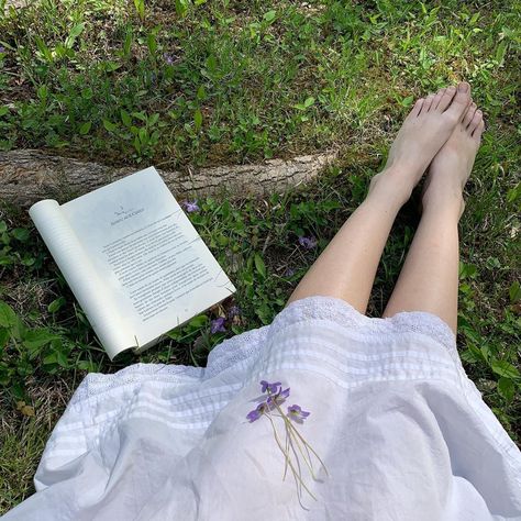 audrey. on Instagram: “a serene day spent in the garden, i can’t remember the last time i felt this calm” Eloise Bridgerton Aesthetic, Alice Core, Primrose Everdeen, Eloise Bridgerton, Bridgerton Aesthetic, Cottage Fairy, Summer Wines, We Are The World, Cottagecore Aesthetic