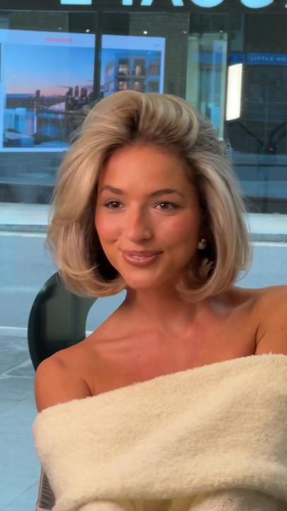 Cool Mom Haircut Long Bobs, Bouncy Blonde Bob, 90s Short Bob Blowout, Old Money Short Blonde Hair, Old Money Haircuts Women Short, Blonde Bob 90s, 90sbob Haircut, Blonde Bob Blowout, Volume Bob Haircut