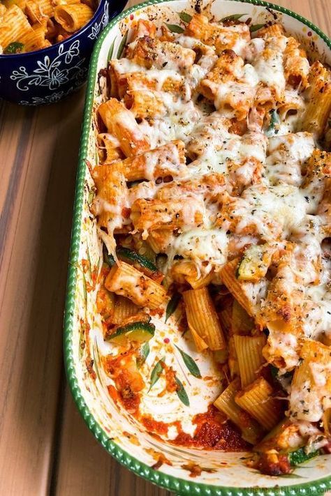 Looking for a delicious way to use up that summer zucchini from your garden? Try this easy summer zucchini pasta bake! It takes such a short amount of time to throw together and its cheesy goodness will make you crave this comforting dish on those busy weeknights. #SummerZucchiniPastaBake #SummerZucchini #ZucchiniPastaBake #PastaBake #PastaBakeRecipe #WeeknightDinnerRecipes #EasyRecipes #EasyaPastaRecipe #PastaRecipes #PastaDishes #PastaDinnerRecipes #Pasta #Zucchini #ZucchiniRecipes Zucchini Pasta Bake, Extra Zucchini, Veggie Pasta Bake, Healthy Pasta Bake, Baked Penne Pasta, Pasta Bake Easy, Pasta Bake Recipe, Pasta Varieties, Summer Zucchini