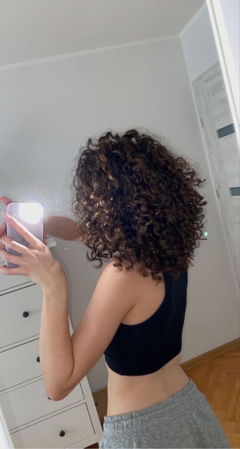 Curly Natural Curls, 3b Curly Hair, Dyed Curly Hair, Natural Curly Hair Cuts, Highlights Curly Hair, Short Curly Hairstyles, Curly Hair Photos, Curly Updo, Colored Curly Hair