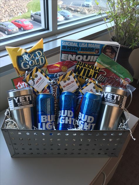 Beer Themed Gift Basket, Father Day Basket Ideas, Father’s Day Gift Basket Ideas, Beer Basket Ideas For Men, Yeti Gift Basket Ideas, Sympathy Basket Ideas, Sympathy Basket Ideas For Loss, Yeti Gift Basket, Guy Gift Basket