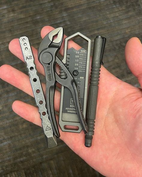 Daryl on Instagram: "#tools" Keychain Multitool, Edc Gadgets, Car Emergency Kit, Tactical Accessories, Edc Bag, Edc Tactical, Instagram Tools, Tech Bag, Tactical Gear Loadout