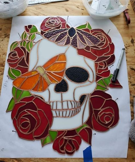 Skull Mosaic, Stained Glass Skull, Epoxy Ideas, Stained Glass Crafts, Glass Work, Stained Glass Projects, Stained Glass Ideas, Glass Projects, Día De Muertos