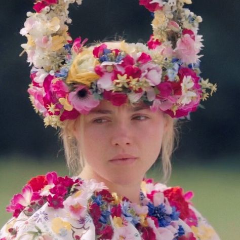 Midsommar Screencaps, Fae Court, Tv Aesthetic, Cute Couple Halloween Costumes, Twist Of Fate, Halloween Inspo, Florence Pugh, Movie Costumes, Romantic Art