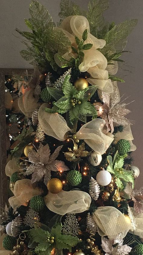 Light Green And Gold Christmas Tree, Christmas Tree Ideas 2023 Green, Green Gold And Silver Christmas Tree, Green Christmas Tree Decorations Themes, Green Black Christmas Tree, Olive Green Christmas Tree, Emerald Green And Gold Christmas Tree, Christmas Tree Ideas Green, Gold And Green Christmas Decor