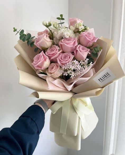 Simple Birthday Bouquet, 6 Roses Bouquet, Little Bouquet Of Flowers, Graduation Flowers Bouquet, Graduation Flower Bouquet, Birthday Flowers Bouquet, Graduation Flowers, Diy Bouquet Wrap, Luxury Flower Bouquets