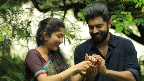 Sai Pallavi and Nivin Pauly in Premam Malayalam movie Nivin Pauly, Movies Malayalam, Cute Movie Scenes, Sai Pallavi, Love Couple Images, Movie Pic, Song Lyrics Beautiful, Best Love Songs, Girly Songs