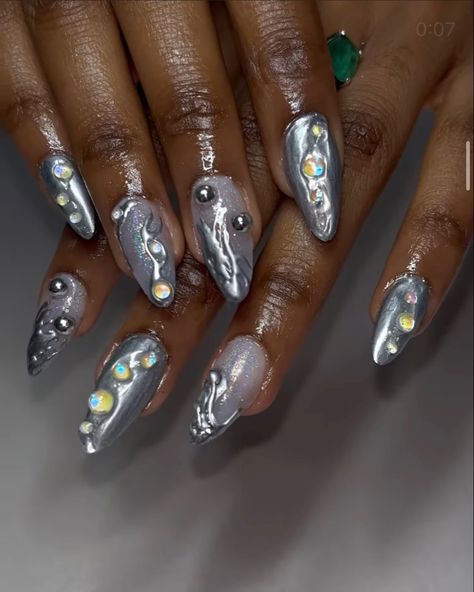 Alien Aesthetic Nails, Alien Theme Nails, Silver Nails Almond, Alien Nails Design, Alien Nails, 2023 Nail, Themed Nails, Alien Aesthetic, Nails Silver