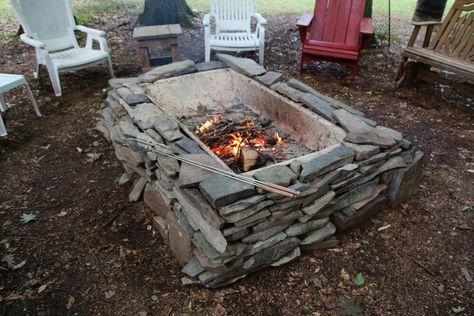 What a great idea!! Repurpose your old ceramic bathtub into...wait for it...a fire pit!! Build A Fire Pit, Porcelain Tub, Tile Refinishing, Old Bathtub, Nest Building, Cool Shower Curtains, Fire Inside, Diy Concrete, Diy Fire Pit