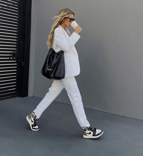 Outfits With Jordans Women Summer, Formal Outfit With Sneakers, Office Outfit With Sneakers, Look Working Girl, Coach Outfits, Suits And Sneakers, Outfit Elegantes, Style Casual Chic, Jordan Outfits