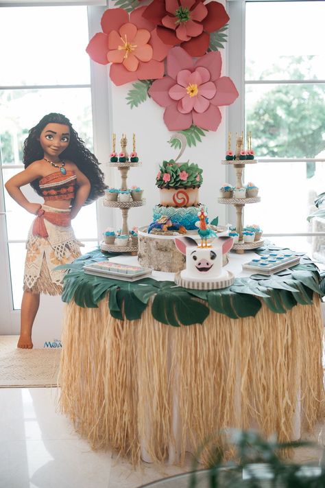 Paper Spring Flowers, Moana Themed Birthday Party, Moana Birthday Party Cake, Moana Birthday Decorations, Moana Party Decorations, Moana Birthday Party Theme, Moana Theme Birthday, Festa Moana Baby, Moana Theme