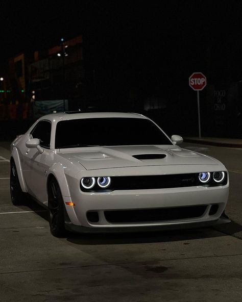 ماثيو ماكونهي, Dodge Challenger Hellcat, Dodge Challenger Srt Hellcat, Dodge Muscle Cars, Dodge Challenger Srt, Street Racing Cars, Classy Cars, Fancy Cars, Pretty Cars