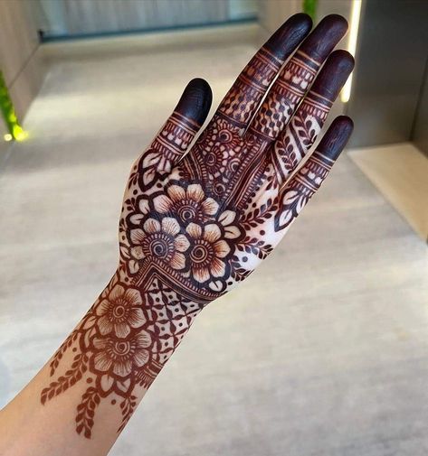 Mehandi Designs For Palm Unique, Unique Mehndi Designs Palms Beautiful, Latest Mehndi Designs Wedding, Short Mehndi Design, Ceremony Outfit, Mehedi Design, Henna Stain, Unique Mehndi, Mehndi Designs Bridal Hands