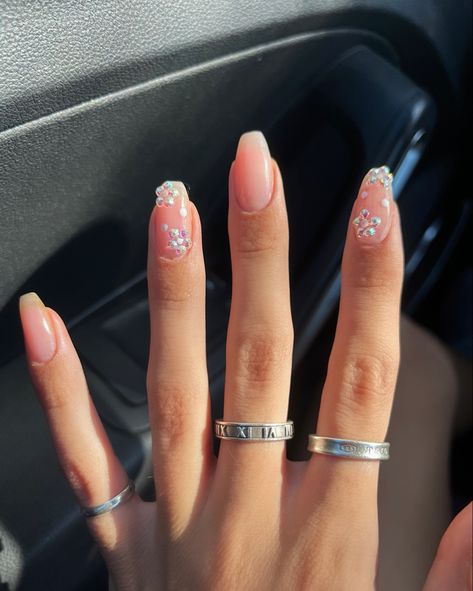 Simple Acrylic Nails Gems, Almond Nail Design With Rhinestones, Nail Gem Designs Simple Rhinestones Short, Fake Nails With Gems, Nail Ideas With Jewels, Short Nails With Rhinestones Simple, Simple Nail Gem Designs, Short Gel Nails With Gems, Clear Diamond Nails