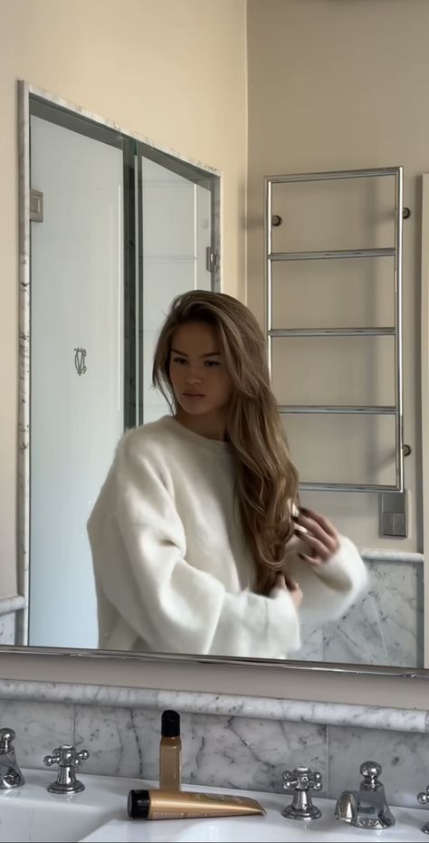 Hannah Schonberg Hair, Hanna Schönberg Hair, Hannah Schonberg Outfits, Scandi Muses, Hannah Schonberg, Hanna Schonberg, Clip Hairstyles, Voluminous Hair, Old Money Aesthetic