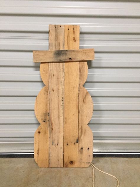 Wood Pallet Crafts Christmas, Snowmen Pallet Ideas, Pallet Yard Projects, Pallet Xmas Decorations, Skid Christmas Tree Pallet Projects, Farmhouse Pallet Projects, Pallet Projects For Christmas, Outdoor Wooden Snowman, Rustic Snowman Decor