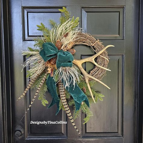 Pheasant Feather Wreath Rustic, Antler Wreath Christmas, Antler Door Hanger, Deer Head Wreath, Decorate With Antlers, Antler Christmas Wreath, Decorating Antlers, Antler Decor Diy, Deer Antler Display Ideas