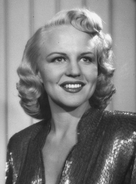 PEGGY LEE in the '40s Peggy Lee, Famous Photos, Jazz Musicians, Beautiful Voice, Big Band, Golden Age Of Hollywood, Female Singers, Popular Music, Hollywood Glamour