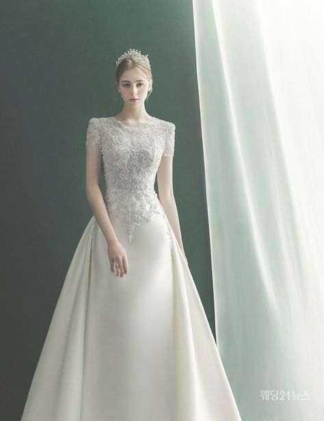 Korean Wedding Dress, Simple Wedding Gowns, Bride Dress Simple, Elegant Bridal Gown, Wedding Gown Inspiration, Classy Wedding Dress, Stylish Wedding Dresses, Korean Wedding, White Wedding Dress