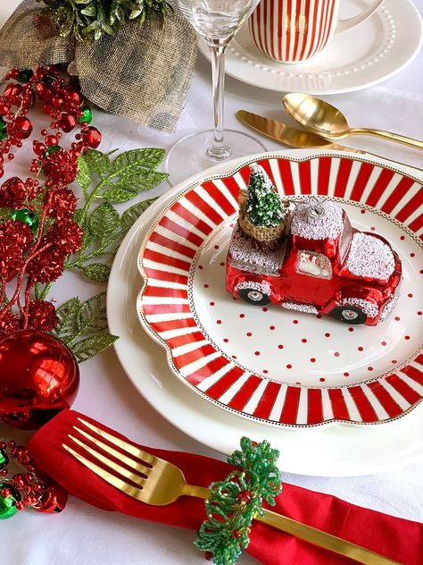 Christmas Dinnerware Sets Holidays, Classic Christmas Table Decor, Christmas Plate Ideas, Red And White Christmas Table, Christmas Round Table, Vintage Christmas Table Settings, Tablescape Holiday, Christmas Table Settings Ideas, Elegant Christmas Table