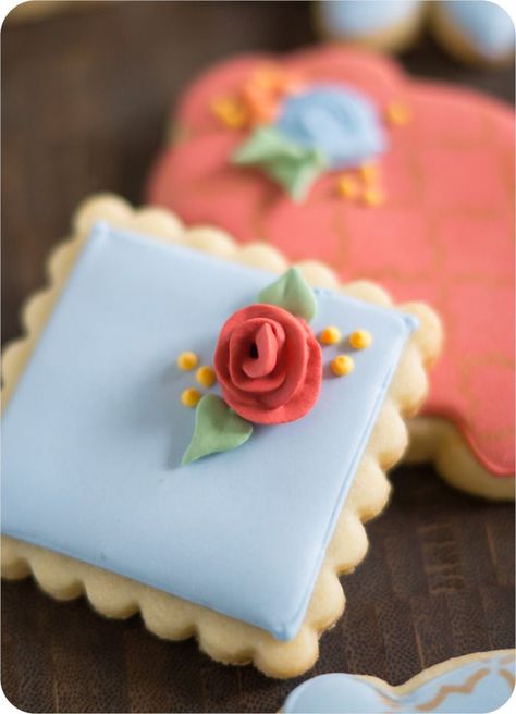 Royal Icing Flowers, Icing Flowers, Cupcakes Decorados, Cookie Tutorials, Sugar Cookie Designs, Cakes And Cupcakes, Pretty Cookies, Decorator Icing, Fancy Cookies