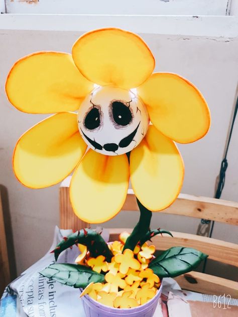 Undertale Room Decor, Undertale Crafts, Undertale Flowey, Flowey The Flower, Undertale Memes, Cardboard Sculpture, Fun Crafts To Do, Undertale Funny, Undertale Drawings