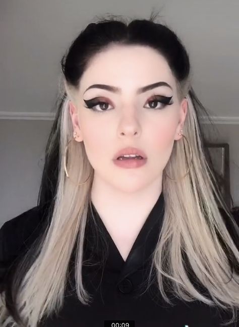 Two Color Hair, Narcissa Malfoy, Black White Hair, Underlights Hair, Hair Color Underneath, Hair Color Streaks, Hair Streaks, Hair Color And Cut, Dye My Hair