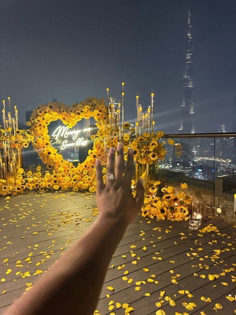 Sunflower Proposal, Night Proposal, Marry Me Sign, Wedding Proposal Ideas Engagement, Trip To Dubai, Sunflower Petals, Proposal Pictures, Sunflowers And Roses, Happy Engagement