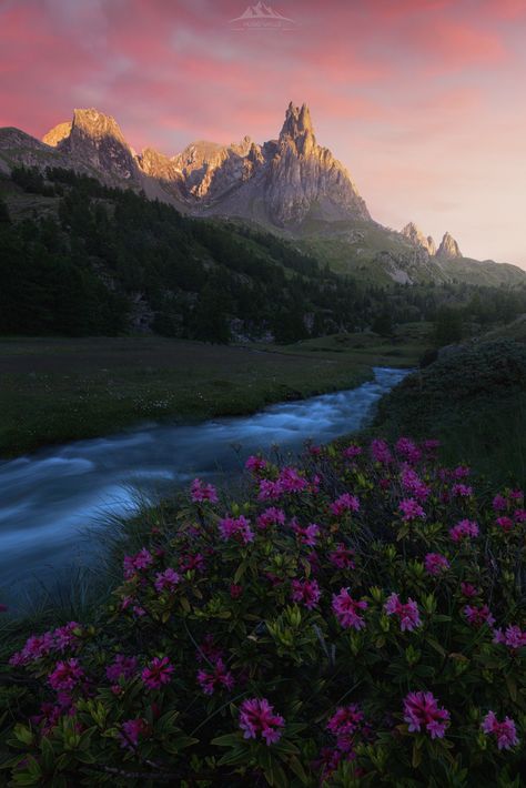 Just this day began a 40-day adventure through the best-known mountains in Europe, the French Alps and the Dolomites. 40 days where you only slept in the van or in a tent, 40 days full of photos, experiences and experiences. This was the first sunrise I enjoyed in France. The previous day... #fstoppers 13 Hours, The Dolomites, French Alps, Future Life, Pretty Places, Dream Destinations, Natural Wonders, Trip Planning, Tent