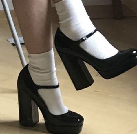 Mary Jane Heels Outfit, Platform Shoes Aesthetic, Chunky Heels Outfit, Sabrina Concert, Witch Outfits, Shoe Aesthetic, Black Mary Janes, Acubi Style, Black Mary Jane Heels