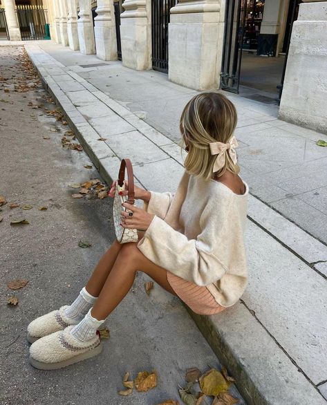 UGG season 🫶🏻🍂 | Instagram Slippers Outfit, Ugg Boots Outfit, Cute Thanksgiving Outfits, Skandinavian Fashion, Uggs Outfit, Wedding Hair Clips, Fall Fits, Winter Essentials, Outfit Inspo Fall