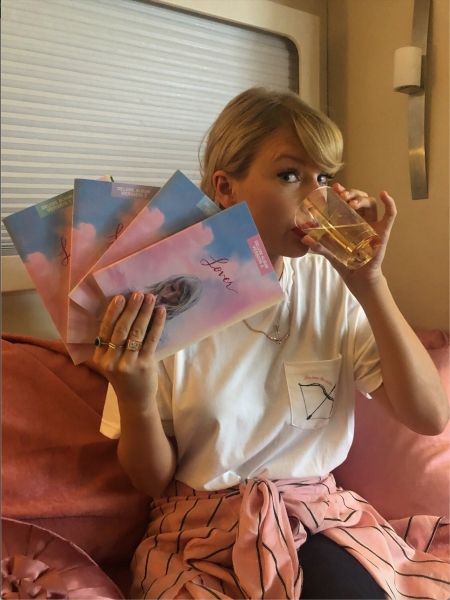 Taylor Swift Twitter, Twitter Pictures, Taylor Swift Jokes, Aesthetic Era, Taylor Swift Lover, Red Carpet Photos, Lovers Pics, Lover Era, Taylor Swift Web