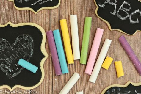 These edible candy chalk sticks and cookie chalkboards make a cute and unique gift! Give them to a favorite teacher, or let the kids play with them! Edible Chalk, Chalkboards Ideas, Christmas Projects For Kids, Chalk Sticks, Edible Candy, Hard Candy Recipes, Cocoa Powder Cookies, Pretty Desserts, Peanut Butter Marshmallow