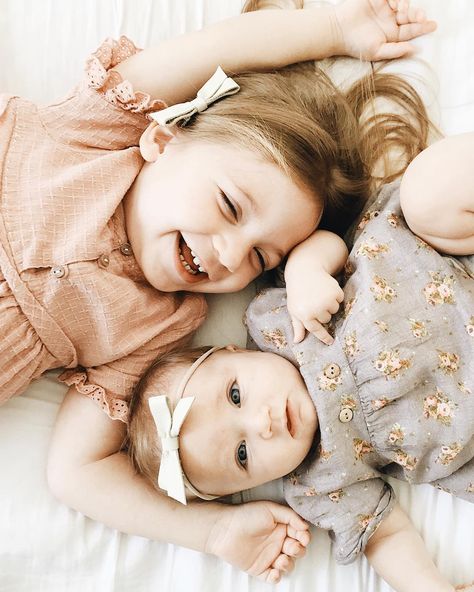 Beautiful photo of sisters together Little Sisters Photoshoot, Sibling Photoshoot, Sibling Photo Shoots, Sisters Photography, Newborn Sibling, Baby Birthday Photoshoot, Sibling Pictures, Sisters Photoshoot Poses, Foto Newborn