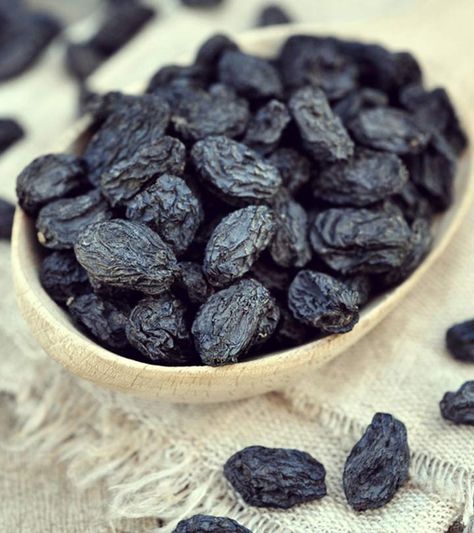 Raisins Benefits, Grapes Benefits, Black Grapes, Makanan Diet, Nuts & Seeds, Turmeric Benefits, Natural Sugar, Dried Fruits, Dried Fruit