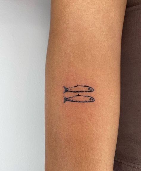 Small Fish Tattoos, Blatt Tattoos, Tattoo Tiny, Funky Tattoos, Petite Tattoos, Tattoo Now, Fish Tattoo, Poke Tattoo, Matching Tattoo