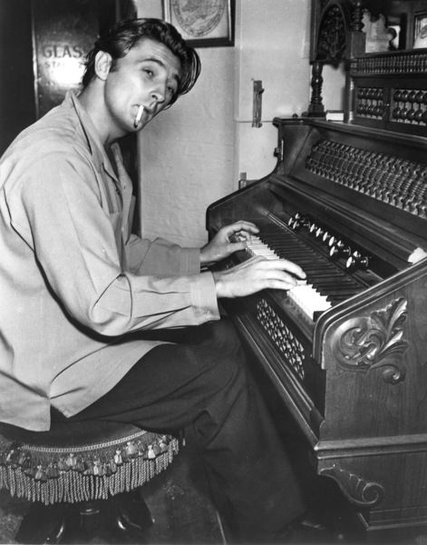 Robert Mitchum, Classic Film Stars, Playing The Piano, Tough Guy, Golden Age Of Hollywood, The Piano, Hollywood Actor, Classic Films, Vintage Hollywood