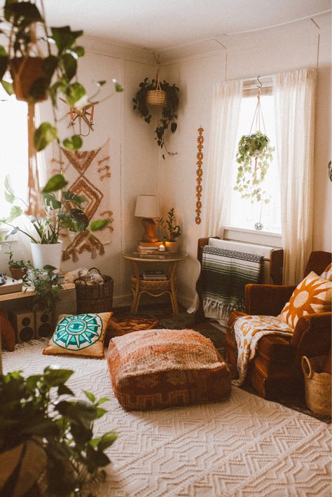 70s Bedroom Aesthetic, Hippie Apartment Aesthetic, Interior Alchemy, Hippie Apartment, Home Decor Apartment, Apartment Decorating On A Budget, Bedroom Lounge, Hippie Aesthetic, Apartment Makeover