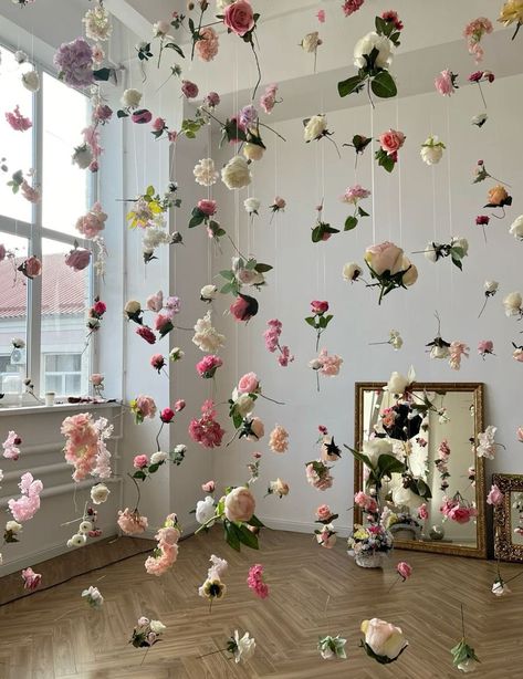 Roses On Ceiling, Floating Flower Curtain, Floating Floral Backdrop, Bridgerton Photo Backdrop, Floating Flower Backdrop, Photo Op Wall, Birthday Cake Decorating Ideas, Flower Hanging, Cute Birthday Ideas