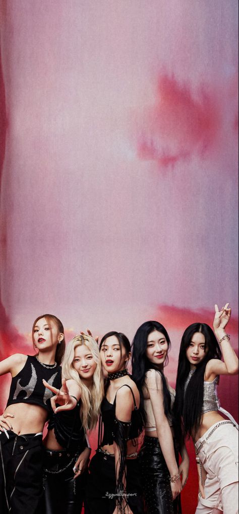 Cool Kpop Wallpapers, Mr Vampire, Itzy Wallpaper, Kpop Backgrounds, Itzy Chaeryeong, Female Cartoon, Pink Kpop, Pop Photos, Imaginary Friend