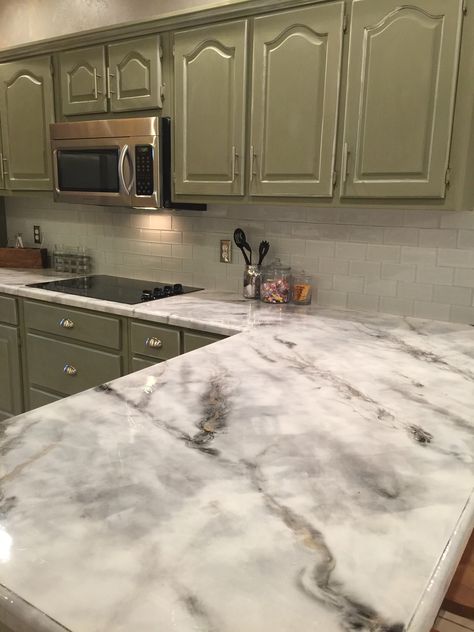 Before & After: The "I Can't Believe It's Not Real Marble" Makeover Stone coat countertops - see youtube video Faux Marble Countertop, Countertop Makeover, Bathroom Diy Ideas, Kitchen Diy Ideas, Epoxy Countertops, Replacing Kitchen Countertops, Kitchen Remodel Countertops, Diy Kitchen Countertops, Interior Design Blogs